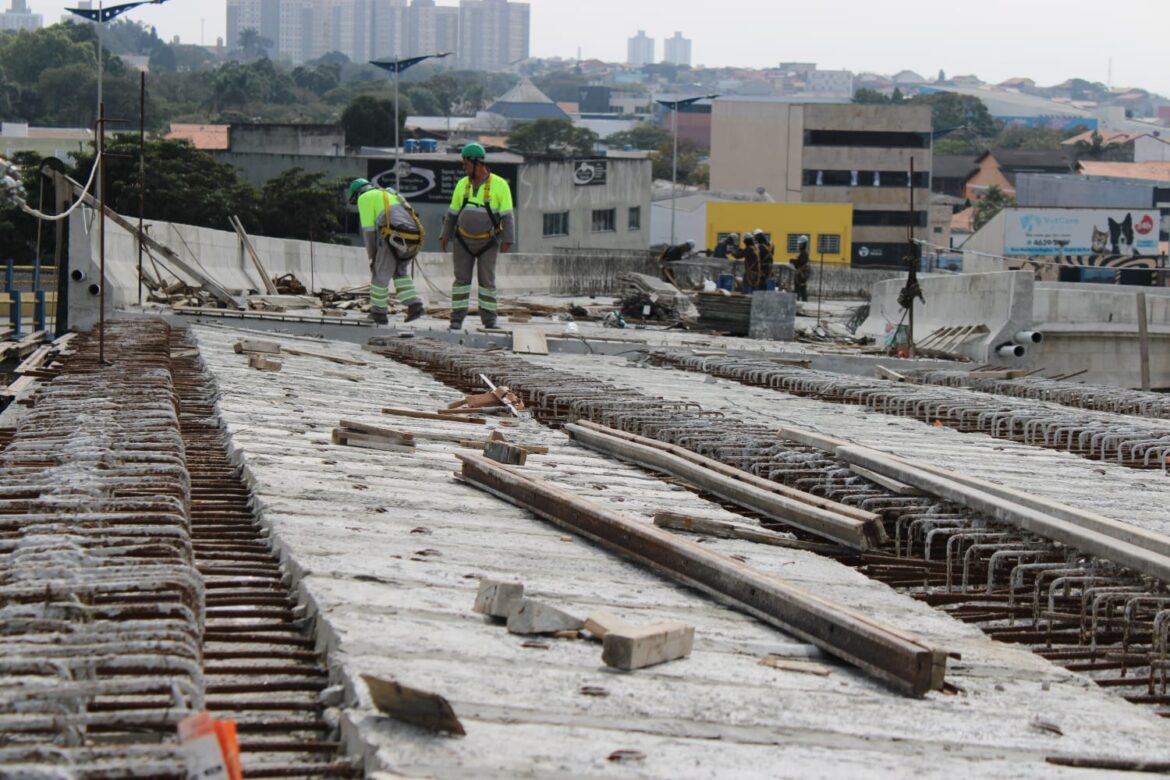 Obras do novo viaduto chegam na concretagem das lajes e construção dos